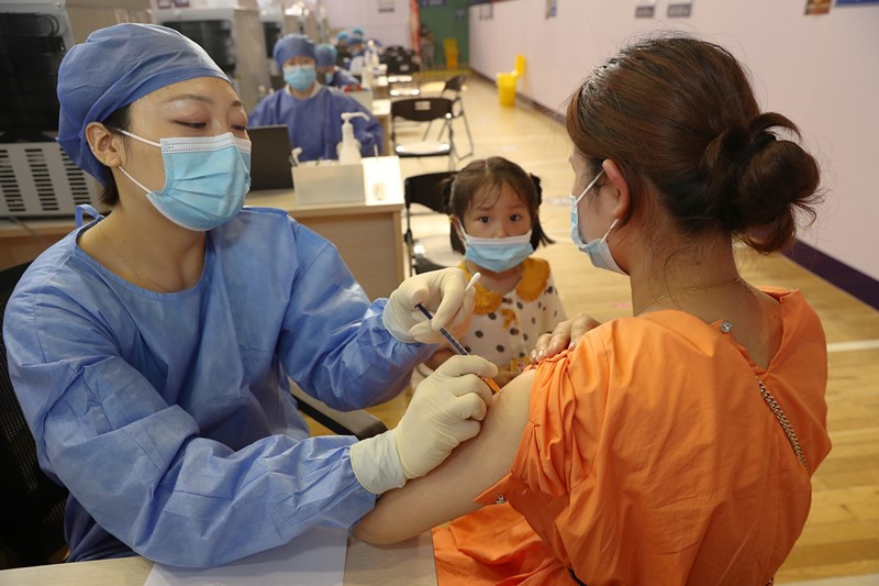 Una mujer recibe una dosis de la vacuna contra la COVID-19 en el distrito Chongzhou de Nantong, provincia de Jiangsu, en el este de China, el 5 de julio de 2021. (Foto de Xu Congjun / Pueblo en Línea)