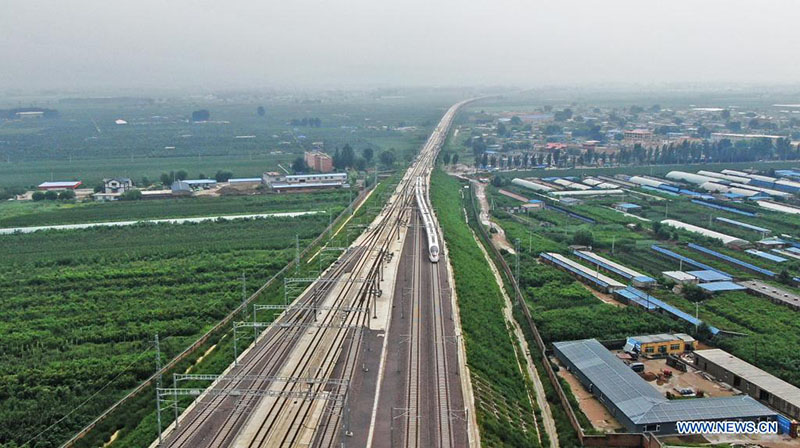 Foto aérea tomada el 3 de agosto de 2021 muestra el tren de pasajeros No. G9147 de Jinzhou Norte a Dalian operando a lo largo del recién inaugurado ferrocarril de alta velocidad Chaoyang-Linghai en la provincia de Liaoning, noreste de China.