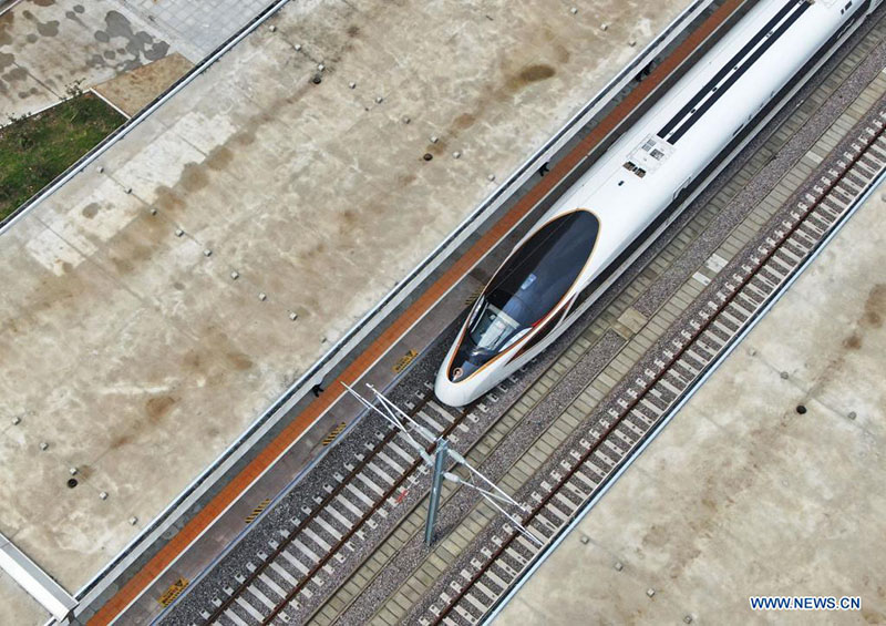 Foto aérea tomada el 3 de agosto de 2021 muestra el tren de pasajeros No. G9147 de Jinzhou Norte a Dalian operando a lo largo del recién inaugurado ferrocarril de alta velocidad Chaoyang-Linghai en la provincia de Liaoning, noreste de China. 