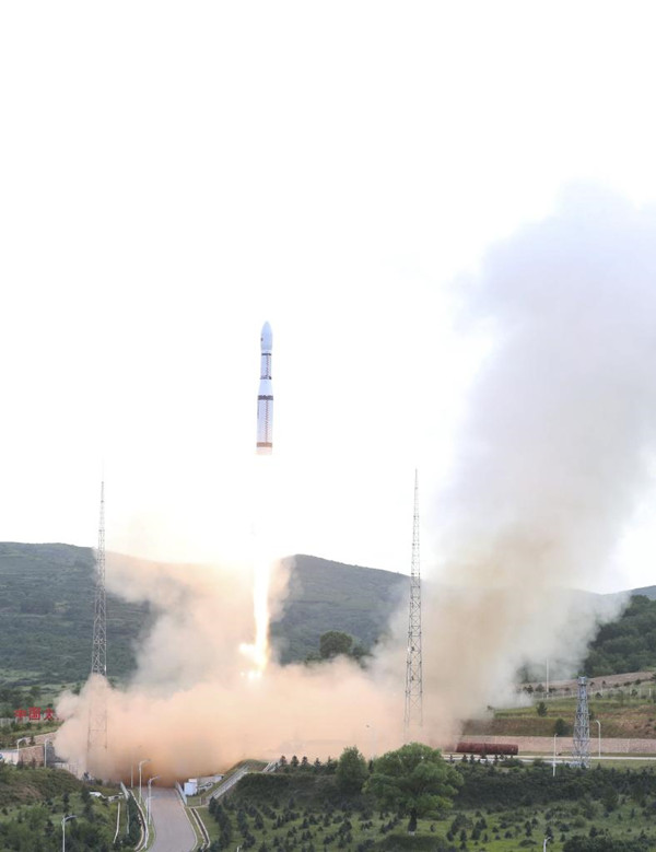 China pone en órbita dos satélites multimedia