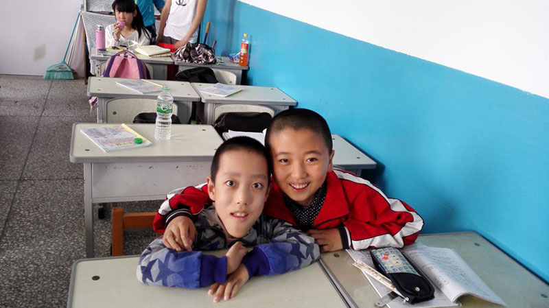 Xing Yifan (izquierda) posa para una foto con un compañero de clase. [Foto proporcionada a chinadaily.com.cn]