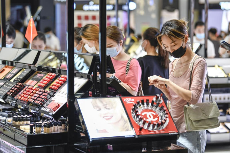 Turistas compran cosméticos en una tienda libre de impuestos de la Plaza Riyue en Haikou, Hainan, 3 de julio del 2021. (Foto: Wang Chenglong/ Pueblo en Línea)