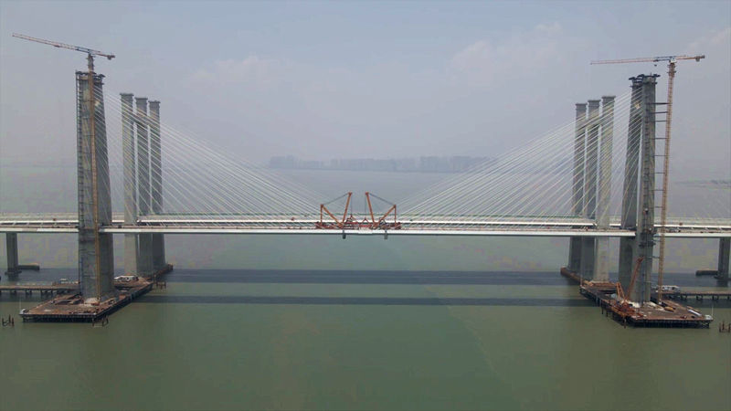 Las dos mitades del gran puente por encima del mar se conectan en Fujian