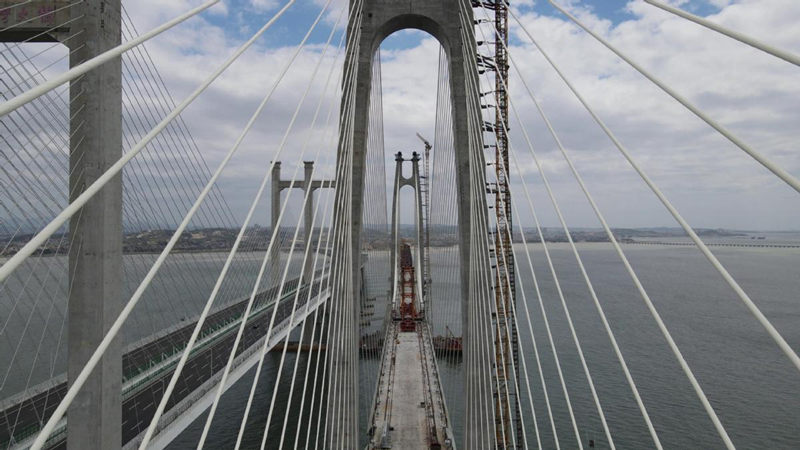 Las dos mitades del gran puente por encima del mar se conectan en Fujian
