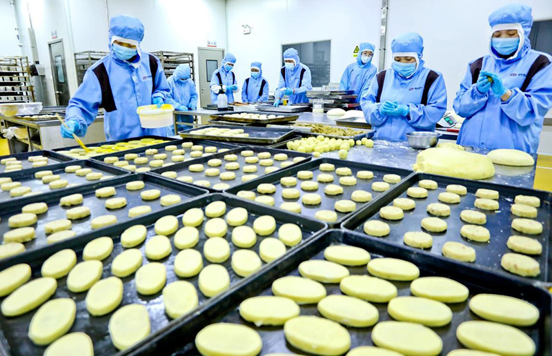 El 29 de julio, los empleados hornean pasteles en una pastelería en la ciudad de Zhangye, provincia de Gansu, noroeste de China. (Wang Jiang / Pueblo en Línea)