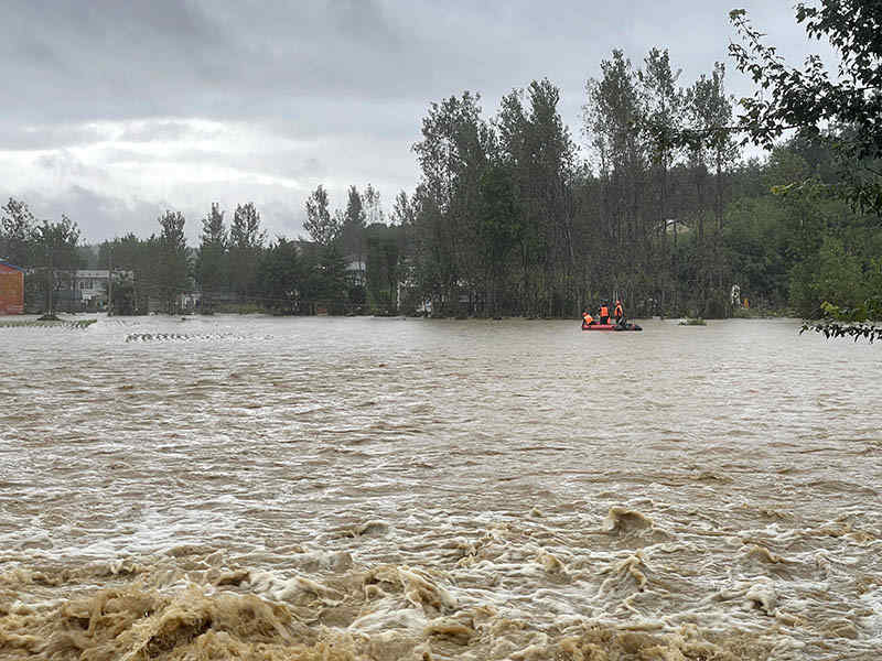 Esfuerzos de rescate en marcha ante graves inundaciones en Hubei