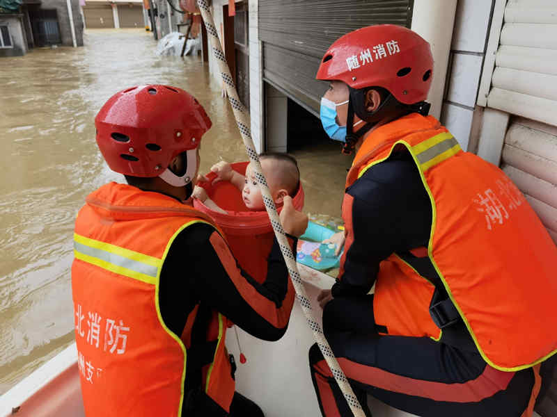 Esfuerzos de rescate en marcha ante graves inundaciones en Hubei