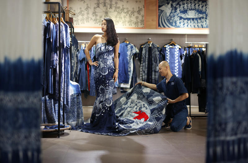 El teñido en cera Miao agrega un toque étnico a la moda contemporánea china