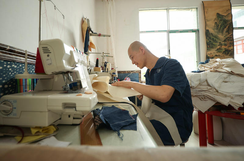 El teñido en cera Miao agrega un toque étnico a la moda contemporánea china
