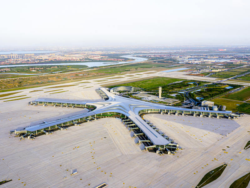 La forma del Aeropuerto Internacional Jiaodong de Qingdao es una estrella de mar, en honor al rico patrimonio marítimo de Qingdao, Shandong, 12 de agosto del 2021. [Foto: proporcionada a China Daily]