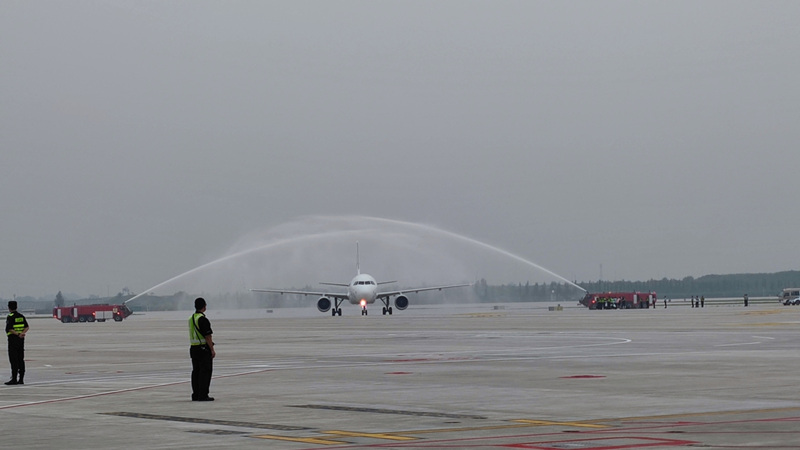 El primer avión que aterriza en el Aeropuerto Internacional Jiaodong de Qingdao es recibido con un saludo acuático, tradición aeronáutica que expresa regocijo y gratitud, Shandong, 12 de agosto del 2021. [Foto: proporcionada a China Daily]