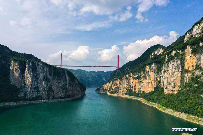 Foto aérea tomada el 24 de julio de 2021 muestra el puente Yachihe de la autopista Guiyang-Qianxi en la provincia de Guizhou, suroeste de China. 
