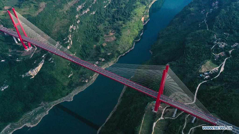 Foto aérea tomada el 23 de julio de 2021 muestra el puente Yachihe de la autopista Guiyang-Qianxi en la provincia de Guizhou, suroeste de China. 