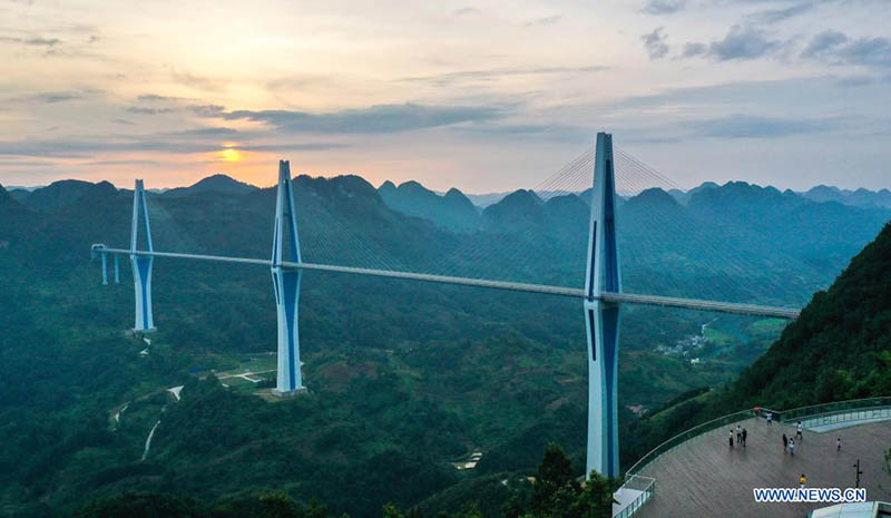 Foto aérea tomada el 9 de agosto de 2021 muestra un mega puente de la autopista Pingtang-Luodian en la provincia de Guizhou, suroeste de China. 