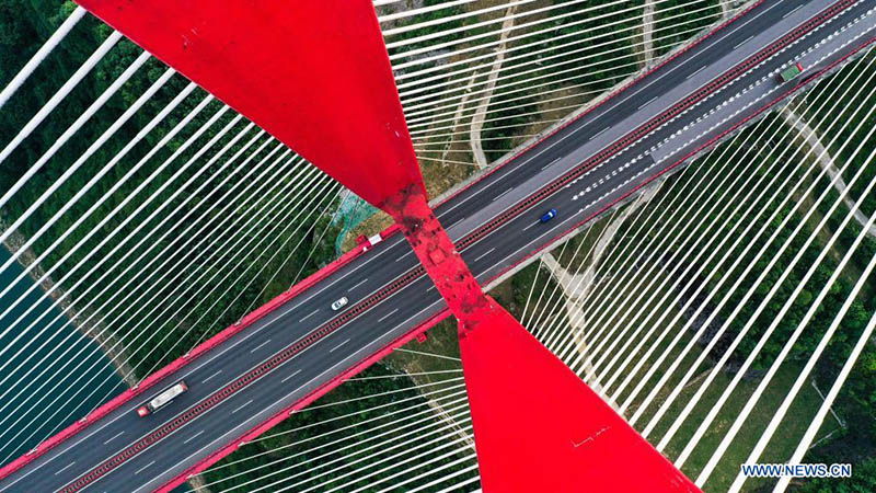 Foto aérea tomada el 23 de julio de 2021 muestra el puente Yachihe de la autopista Guiyang-Qianxi en la provincia de Guizhou, suroeste de China.