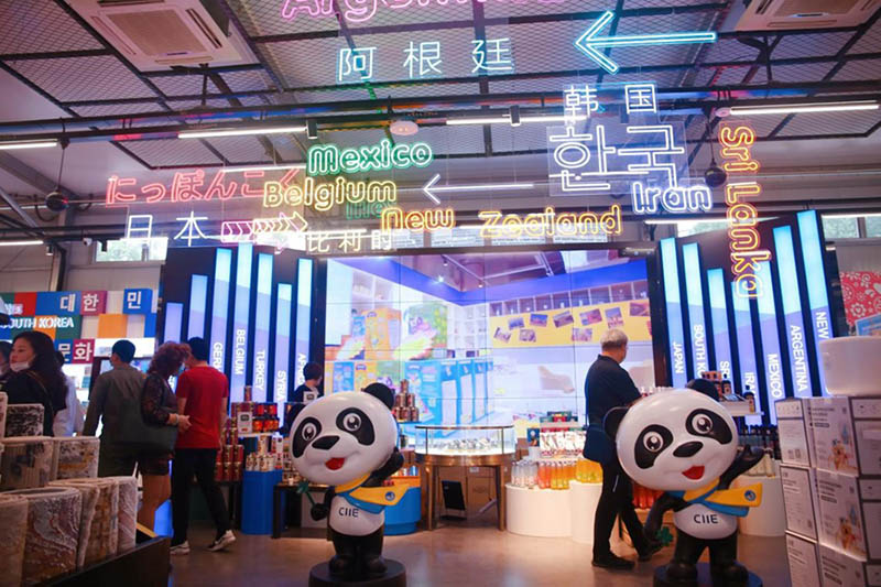 Foto tomada el 14 de junio de 2021, muestra un mercado que vende productos introducidos en China a través de la Exposición Internacional de Importaciones de China en la calle Nanjing, Shanghai. (Pueblo en Línea / Chen Yuyu)