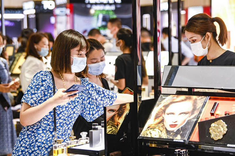 Los clientes compran productos cosméticos libres de impuestos en una tienda de Haikou, en la provincia de Hainan, en el sur de China, el 20 de abril de 2021 (Pueblo en Línea / Kang Denglin)
