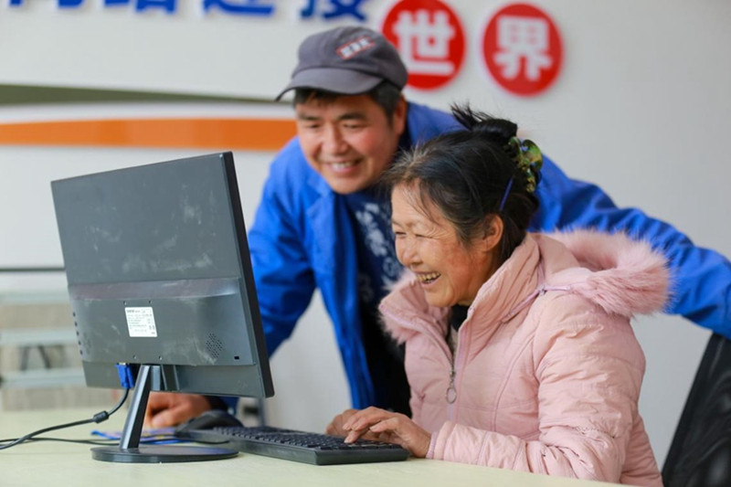 Personas de la tercera edad aprenden a comprar en línea en Qianxi, provincia de Guizhou, 4 de noviembre del 2020. (Foto: Pueblo en Línea/ Zhou Xunchao)