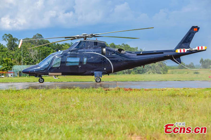 Foto tomada el 18 de agosto de 2021 muestra el helicóptero AW109E, importado sin aranceles, en el aeropuerto de Jiazi en Haikou, provincia de Hainan, en el sur de China. (Foto: Servicio de Noticias de China / Luo Yunfei)
