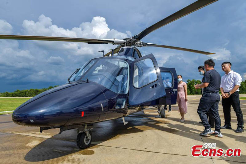 Un helicóptero AW109E aterriza en el aeropuerto de Jiazi en Haikou, provincia de Hainan, en el sur de China, el 18 de agosto de 2021. (Foto: China News Service / Luo Yunfei)