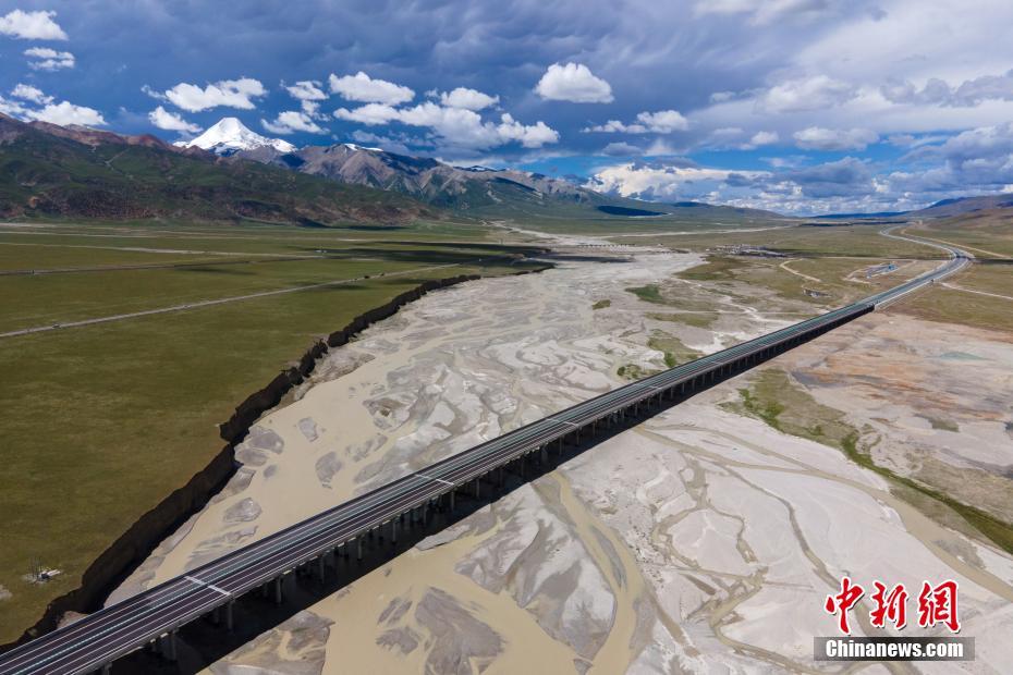 Sección de la autopista Nagchu-Lhasa. Este sábado la autopista completa entró en funcionamiento. [Foto: Chinanews.com]