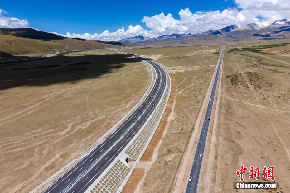 Sección de la autopista Nagchu-Lhasa. Este sábado la autopista completa entró en funcionamiento. [Foto: Chinanews.com]