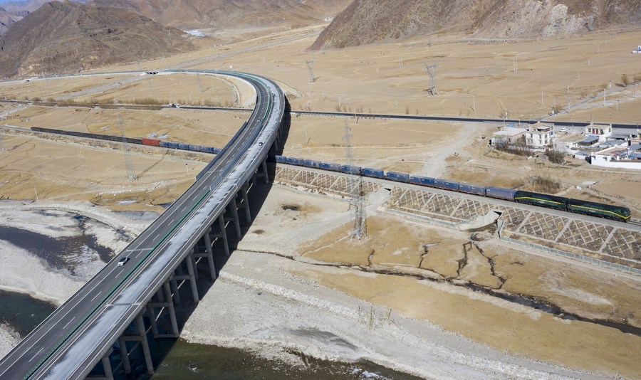 Sección de la autopista Nagchu-Lhasa y el ferrocarril Qinghai-Tíbet se cruzan en la Región Autónoma del Tíbet, 28 de enero del 2021. [Foto: Xinhua]