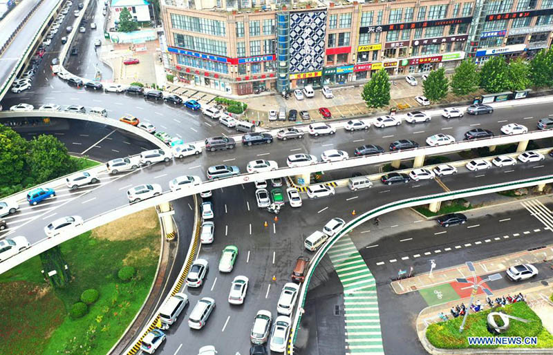 Foto aérea tomada el 22 de agosto de 2021 muestra a personas estacionando vehículos en un paso elevado en Zhengzhou, capital de la provincia de Henan, en el centro de China. (Xinhua / Zhang Haoran)