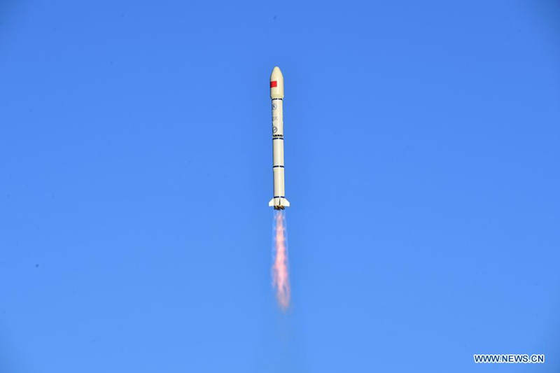 China lanza 2 satélites experimentales