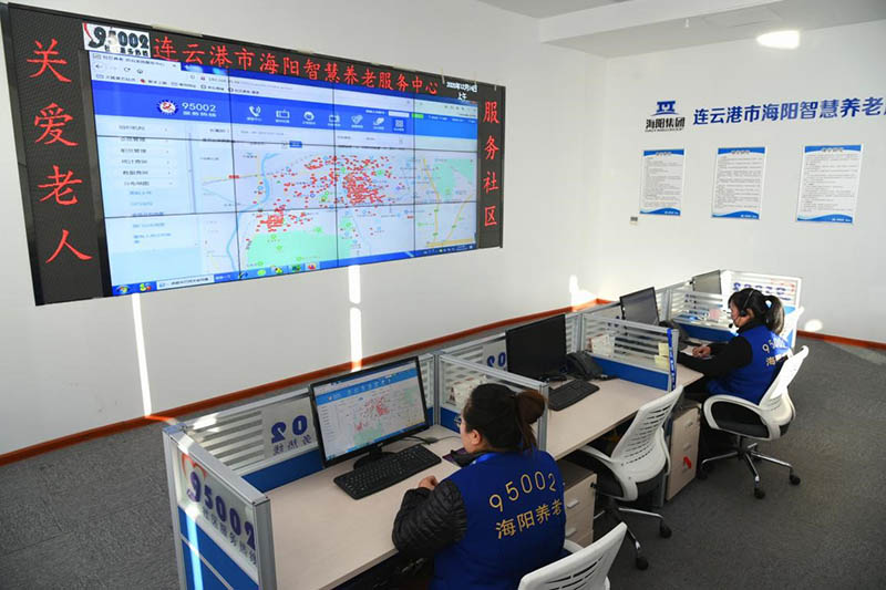 El equipo maneja solicitudes de servicios para personas mayores en el Centro de Atención Inteligente de Haiyang, provincia de Jiangsu, el 14 de diciembre de 2020. Geng Yuhe / Pueblo en Línea