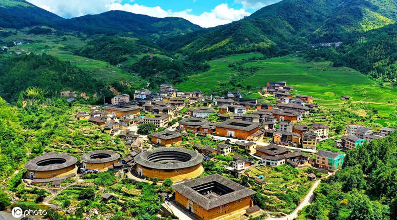 Enigmáticos tulou se integran al otoñal idilio paisajístico