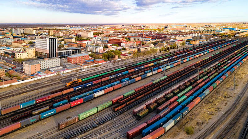 El puerto ferroviario de Erlianhot en la región autónoma de Mongolia Interior, en el norte de China, durante un día de tráfico intenso, el 29 de abril de 2021 (Xia Liang / Pueblo en Línea)