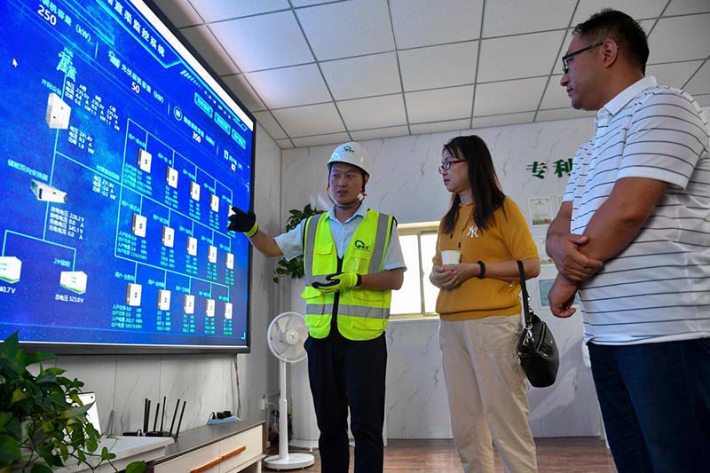 Un miembro del personal de Golden Cooperate Information & Automation Technology Co muestra los datos de monitoreo recopilados del nuevo sistema de energía solar en la aldea de Zhuangshang en Yuncheng, provincia de Shanxi. [Foto de Xiao Yongjie / para chinadaily.com.cn]