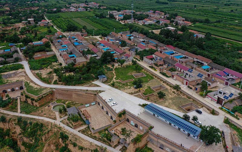 La foto aérea muestra paneles fotovoltaicos instalados en los tejados de la aldea de Zhuangshang en Yuncheng, provincia de Shanxi. [Foto de Xiao Yongjie / para chinadaily.com.cn]