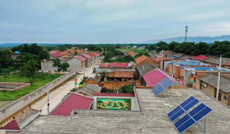 La foto aérea muestra paneles fotovoltaicos instalados en los tejados de la aldea de Zhuangshang en Yuncheng, provincia de Shanxi. [Foto de Xiao Yongjie / para chinadaily.com.cn]