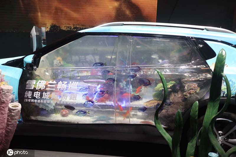 NEV a prueba de acuario para demostrar su alta calidad de impermeabilización se exhibe en la 24 Exposición Internacional de Automóviles de Chengdu, provincia de Sichuan, 29 de agosto del 2021. [Foto: IC]