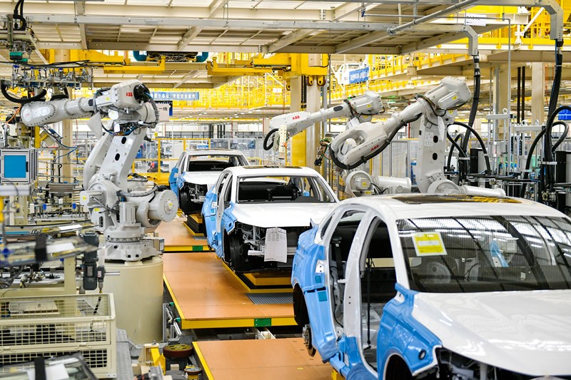 El 4 de agosto del 2021, en la planta Geely ubicada en la zona de desarrollo económico y tecnológico de Changxing, Huzhou, provincia de Zhejiang, los robots producen el modelo Emgrand de cuarta generación. (Foto: Tan Yunfeng/ Diario del Pueblo)