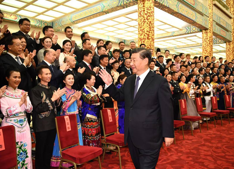 Líderes chinos asisten a gala de culturas de minorías étnicas