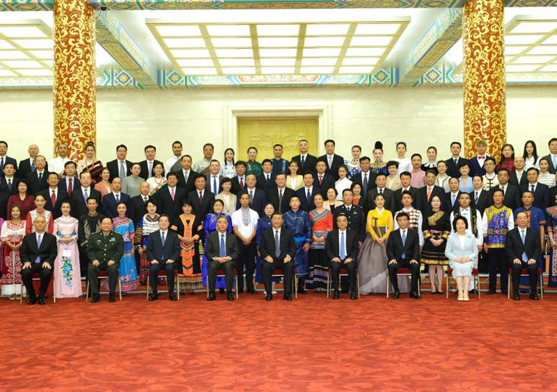 Líderes chinos asisten a gala de culturas de minorías étnicas