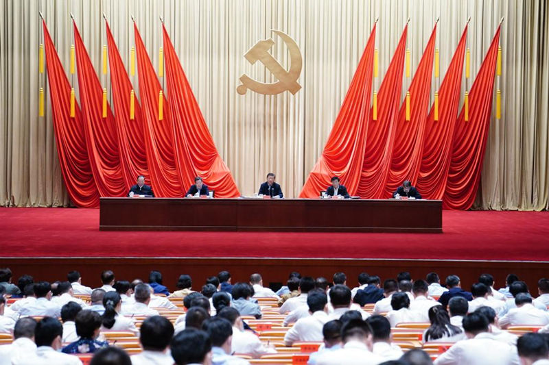 BEIJING, 1 septiembre, 2021 (Xinhua) -- El presidente chino, Xi Jinping, también secretario general del Comité Central del Partido Comunista de China (PCCh) y presidente de la Comisión Militar Central, se dirige a los participantes en la apertura de una sesión de capacitación para funcionarios jóvenes y de edad mediana, en la Escuela del Partido del Comité Central del PCCh (Academia Nacional de Gobernanza), el 1 de septiembre de 2021. (Xinhua/Zhai Jianlan)