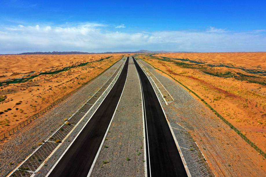 Autopista que cruza el desierto de Tengger avanza hacia su inauguración