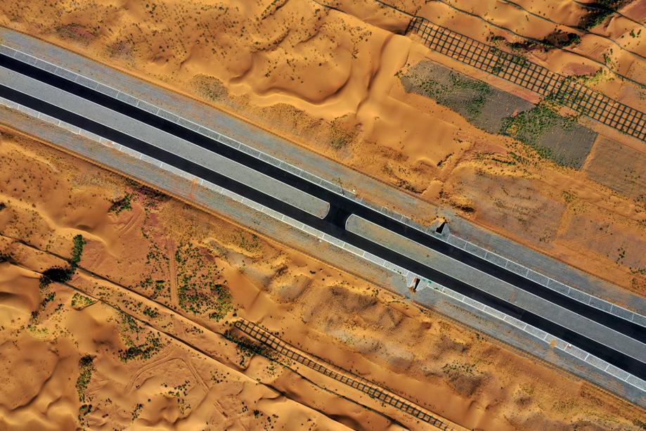 Autopista que cruza el desierto de Tengger avanza hacia su inauguración
