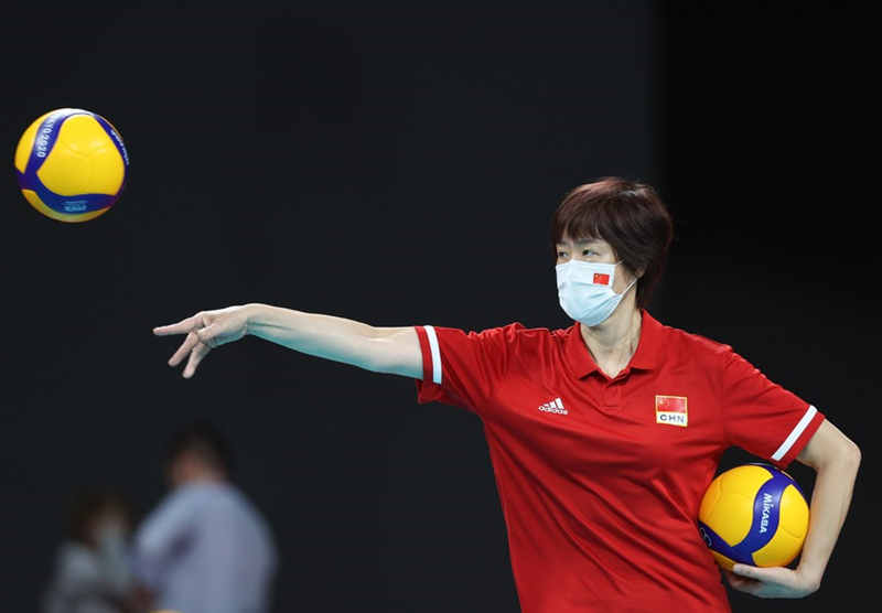 La legendaria Lang Ping renuncia como entrenadora del equipo de voleibol femenino