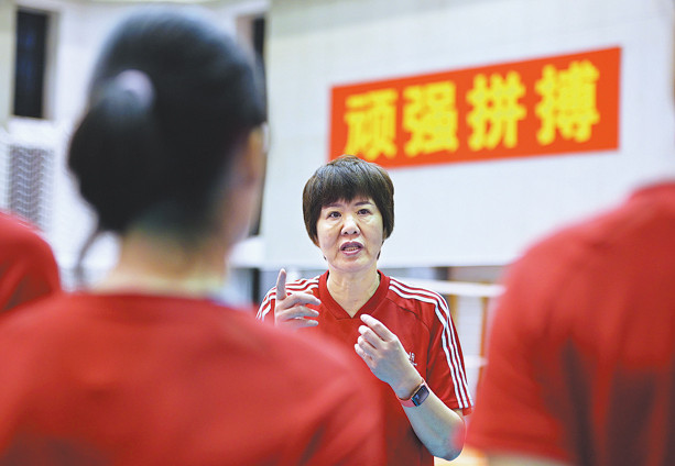 La legendaria Lang Ping renuncia como entrenadora del equipo de voleibol femenino
