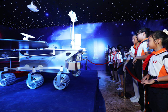 El 15 de mayo de 2021, se inauguró la sala de pruebas del robot marciano Zhurong en el distrito Nanyue de la ciudad de Hengyang, en la provincia de Hunan, en el sur de China. Los niños observan el modelo del robot marciano (Zhurong. Luo Maomeng / Pueblo en Línea)
