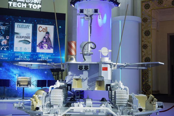 El 30 de octubre de 2020, la foto muestra el modelo del robot marciano Zhurong durante la Conferencia Mundial de Transferencia de Tecnología 2020 en Shanghai. (Long Wei / Pueblo en Línea)