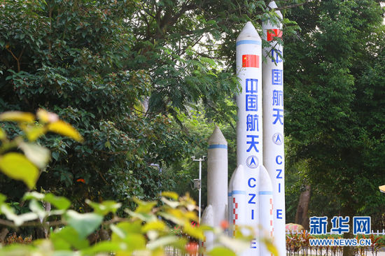 La foto muestra modelos de cohetes en la aldea Haosheng, ciudad de Wenchang, provincia de Hainan en el sur de China. (Xinhua / Wang Wenjun)