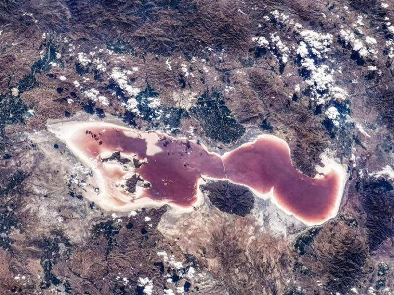 Foto tomada por el astronauta chinos Liu Boming muestra el lago Urmia, uno de los lagos más grandes de Oriente Medio, en rojo oxidado. (Foto proporcionada por la Oficina de Ingeniería Espacial Tripulada de China)