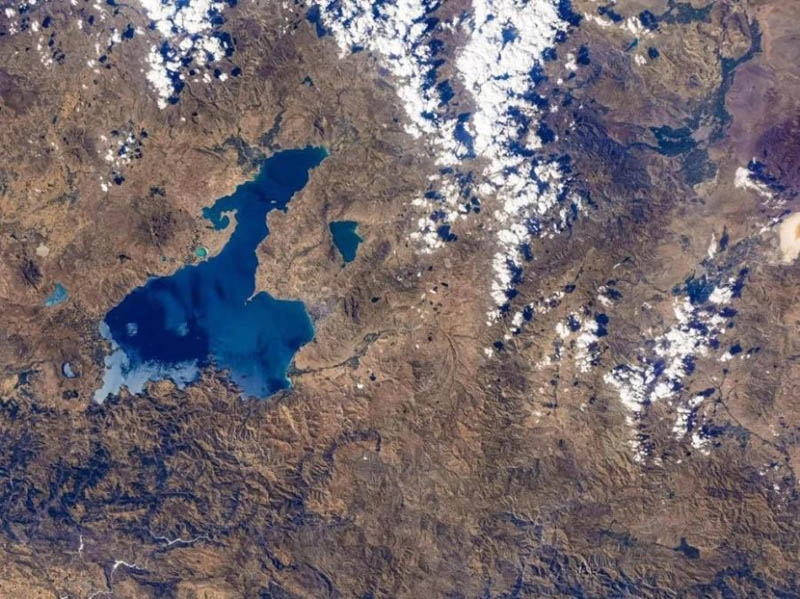 Foto tomada por el astronauta chino Liu Boming muestra el lago Van con forma de fénix, el lago más grande del este de Turquía. (Foto proporcionada por la Oficina de Ingeniería Espacial Tripulada de China)