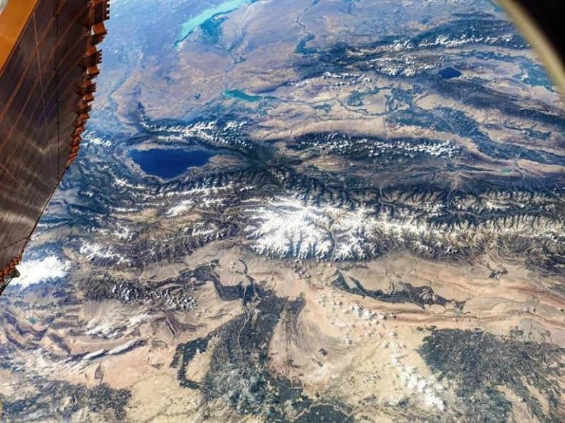 Foto tomada por el astronauta chino Liu Boming muestra la prefectura autónoma kirguisa de Kizilsu, región autónoma Uygur de Xinjiang. (Foto proporcionada por la Oficina de Ingeniería Espacial Tripulada de China)